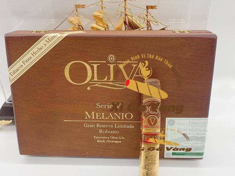 Cận cảnh Oliva Serie V Melanio box dát vàng tại Xì Gà Vàng